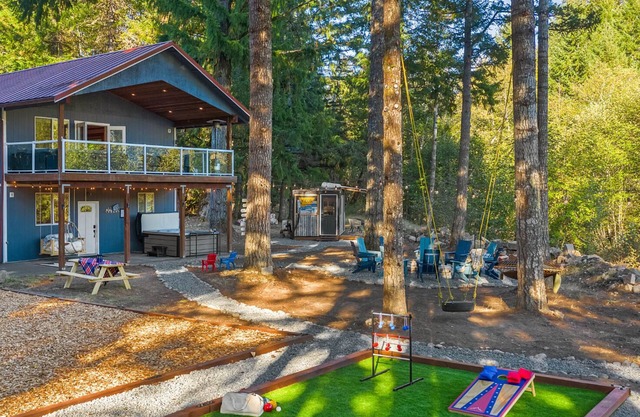 New- River Retreat w/hot tub, beach & arcade/game room