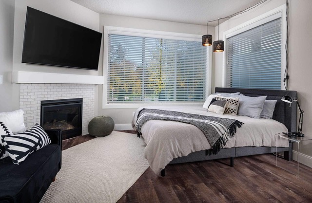 New SE Portland Studio, Pets Allowed, Open Floor Plan, Next to MAX Station, 7 Miles 2 Downtown
