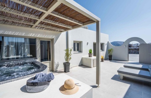 New Sea Serenity Villas Next to the Sea With Private Jacuzzi