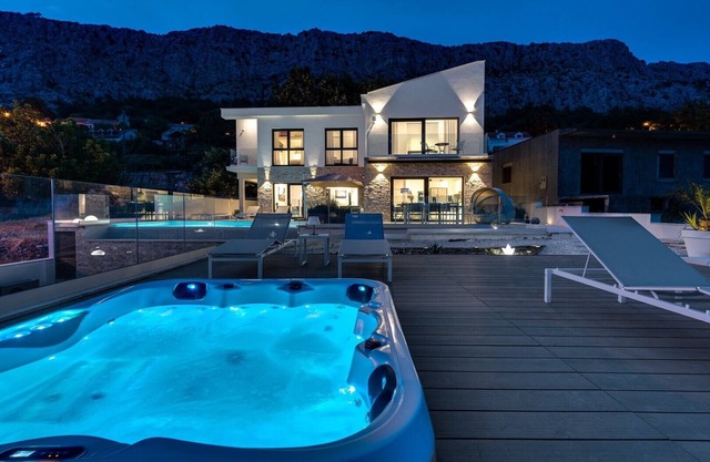 NEW! Seaview Villa Nautique, a 3-bedroom villa with a 32 sqm heated private pool and a Whirlpool.