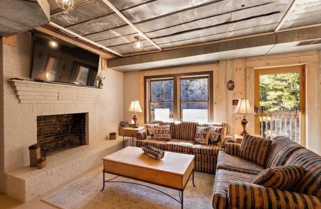 New! Secluded Cabin Fire Pit Sleeps 12 Game Room