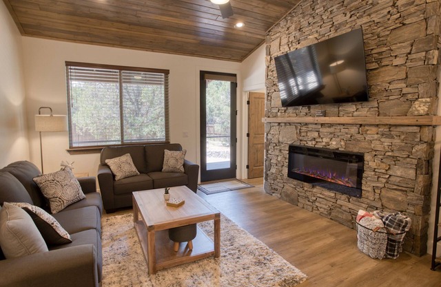 NEW Show Low Retreat