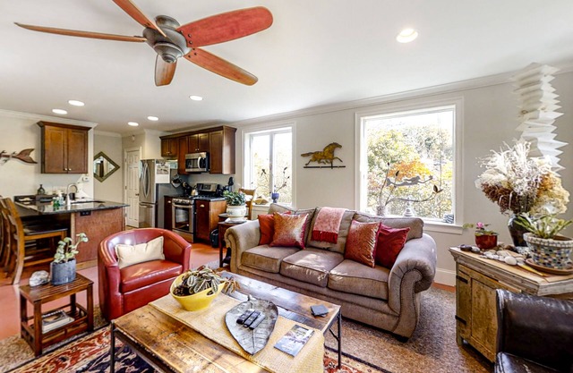 New South Portland Cottage, 10 Minutes to Downtown, Great for Entertaining