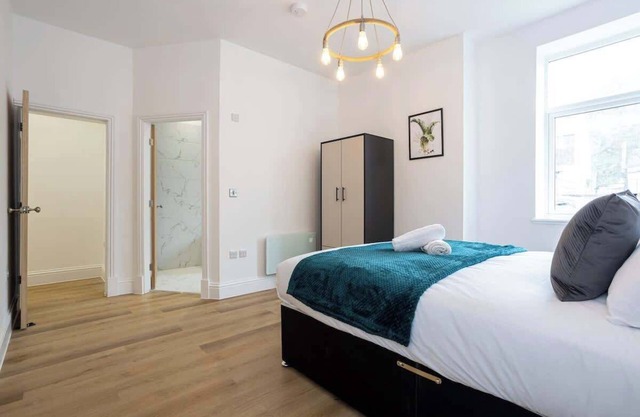 NEW! Spacious Flat, Ideal for Business, Sleeps 4!