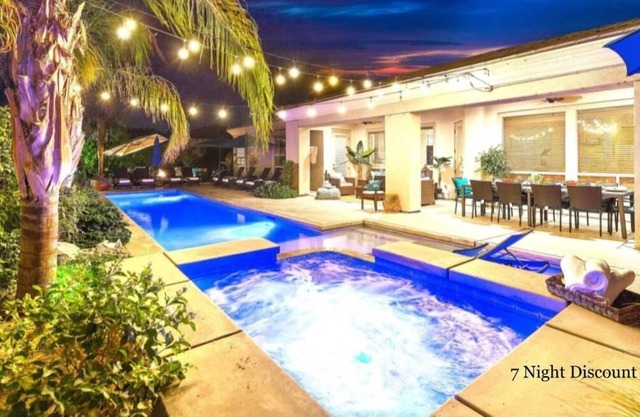 NEW Spacious 7 Bedroom 6 Bath Resort - GOLF, WALK to COACHELLA