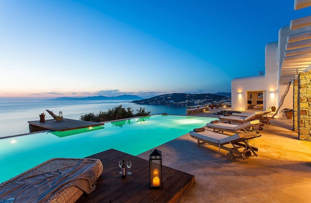 New Spacious Airy Villa/Contemporary Style up to 10 Guests in Luxurious Comfort