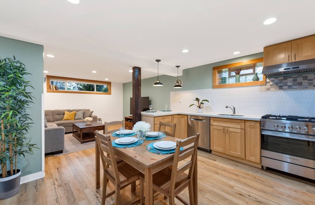 NEW Spacious Apartment Next to Vibrant Green Lake