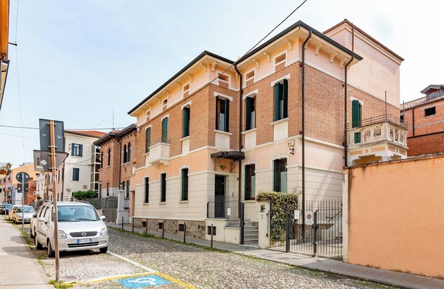 NEW! Spacious elegant central apartment, 10 minutes from Prato della Valle