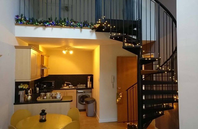 ☆New Spacious Mezzanine-Level Penthouse + Parking☆