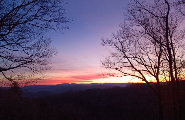 NEW! Spectacular mountain views, waterfalls, hike, bike, kayak at your doorstep!