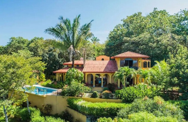 New! Spectacular Sunset Villa, Inner Courtyard, Salt Pool, Amazing Ocean Viewsn