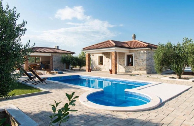 NEW! Stone Villa Lux Lunis