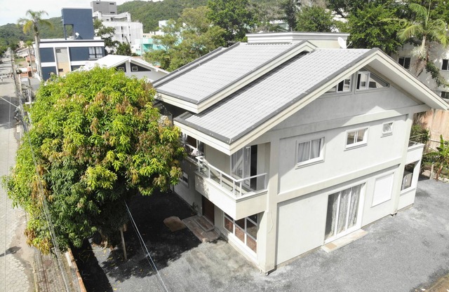 New studio 200m from the beach