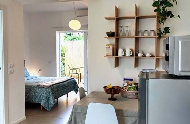 New Studio Apt, Bus 10m + Parking Spot!