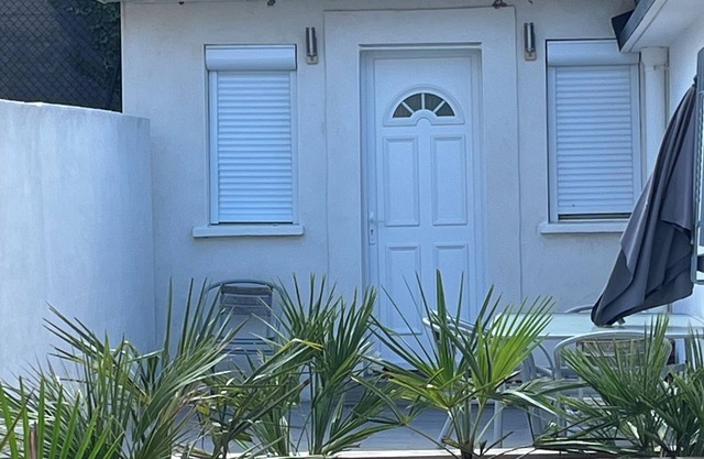 New studio, self-contained, 15 minutes from the beach, close to all amenities
