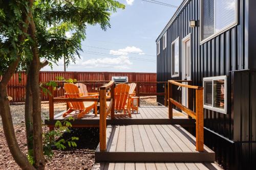 NEW Stunning Tiny Home w private deck firepit BBQ