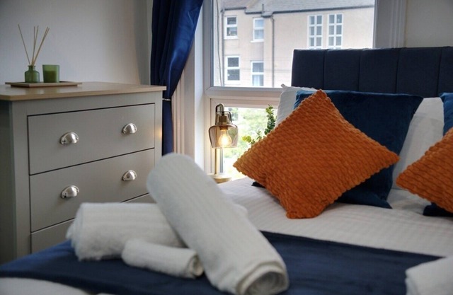 New! Stylish 2 Bed Apt Ideal for business & Family