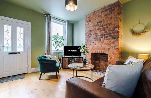 NEW! Stylish home, amazing location, sleeps 6!