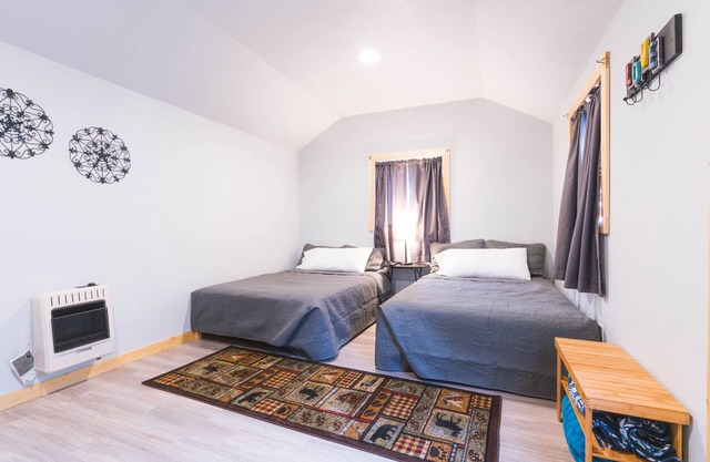 New! Sweet little cabin- Hiking, Fishing, BBQs, fire pits and picnic tables.