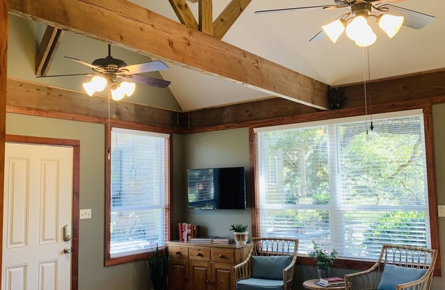 NEW! The Potters Cottage minutes from 1-49 and 1-10.