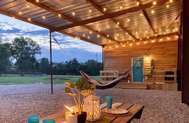 ~New The Ranch Cabin on 80 acre horse ranch~Peaceful~ With Fishing Pond.