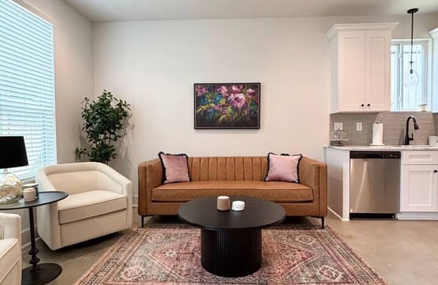 NEW Thibodeaux House 2 KING Beds Fast WiFi 65" TV