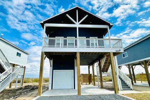NEW Tiki House! Near Beaches, Sleeps 6-7