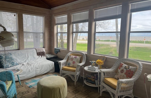 New to VRBO! Classic cottage w/lovely view of Lake Wpg. Steps from the water!