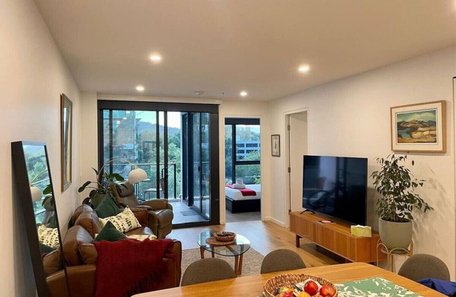 New to VRBO: Modern 2BR Apartment in the Heart of the City