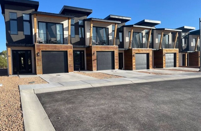 New Town Home-Sleeps 11- Multiple available-#12