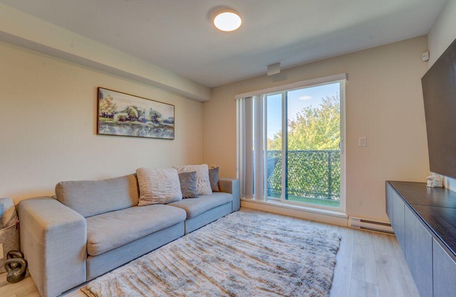 New Townhouse w/Private Entrance U028