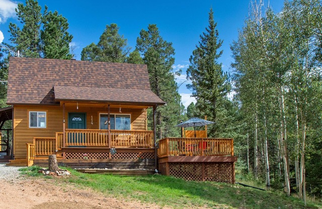 NEW Updated, SUNSETCABIN:3 bd,1.5 bth, secluded, beautiful views, deck, sleeps 6