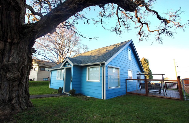 NEW Upstream Cottage! Pet friendly w/views! WiFi and fenced backyard