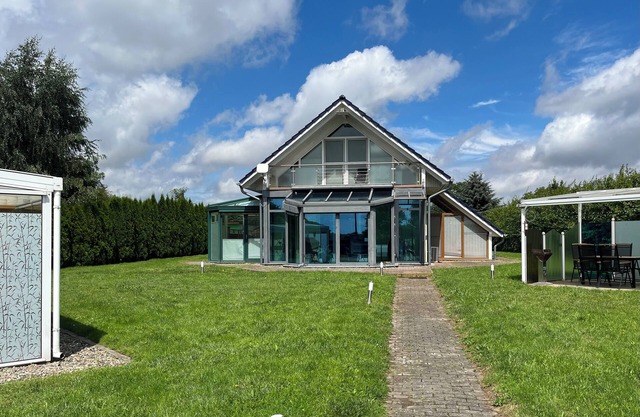 New vacation home 125sqm glass house to slow down