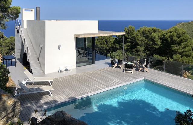 New villa, 5 bedrooms/12 beds, sea view, quiet, private pool, 5 mins walk to beach