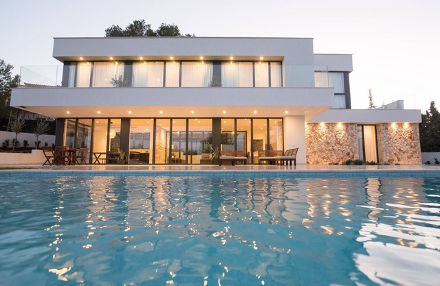 NEW VILLA CLOSE TO THE BEACH WITH LARGE POOL AND GARDEN. SEASONAL RENTAL