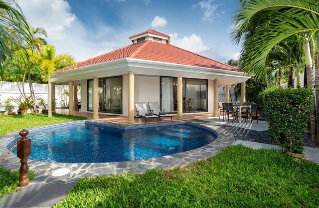 NEW VILLA LUXURY PRIVATE POOL 2BR-2BATH -4/5 Near BEACHES-Tropical Garden-