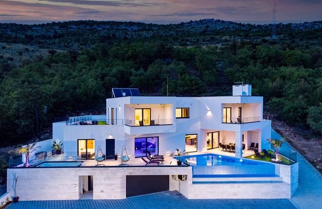 NEW! Villa Top Hill,heated pool,Jacuzzi,Sauna,5 en-suite bedrooms,Media room