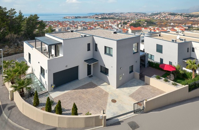 NEW! Villa Viginti 17 - Indoor Pool/Outdoor Jacuzzi + Sun loungers