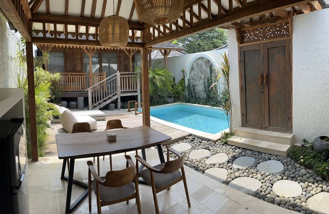 New villa w private pool near airport