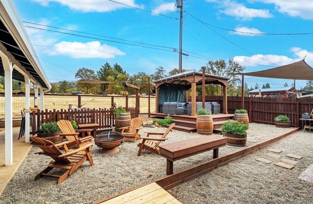 NEW Vintage Vine House & Retreat, walk to Main St!