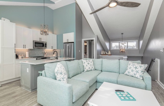 *NEW* Walk to beach, Dogs OK, Comm Pool, 3br condo