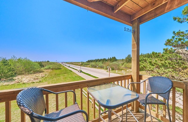 NEW! Walk to town and beach, Balcony, Romantic, (Sandpiper Approach)