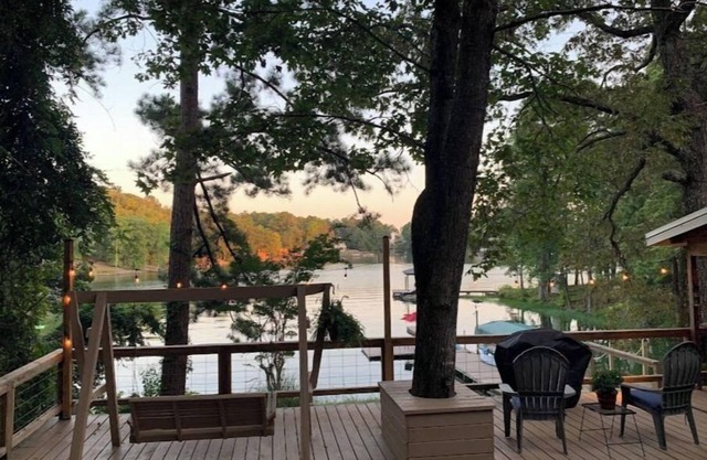 New! Water front lake cabin: totally updated with a private mountain lodge vibe!