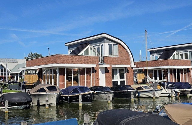 New water villa, located in the marina of Uitgeest