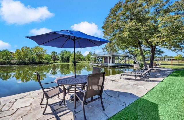NEW! Waterfront property w/fire pit & corn hole!