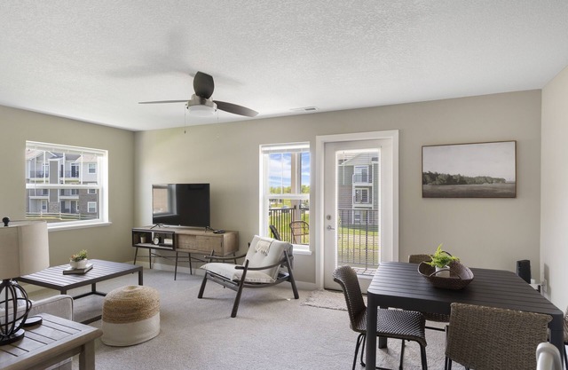New Waterfront Walk Out Jordan Creek w/Pool/Gym King Bed High Speed WiFi