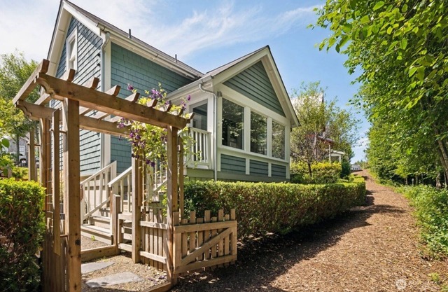 *NEW* Wayfinder: a pet-free, modern-eclectic home!