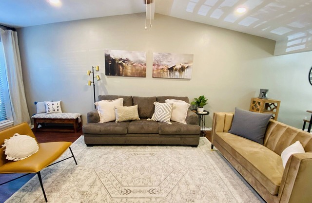 *New* Welcome to the Cheerful 2 Bedroom Duplex