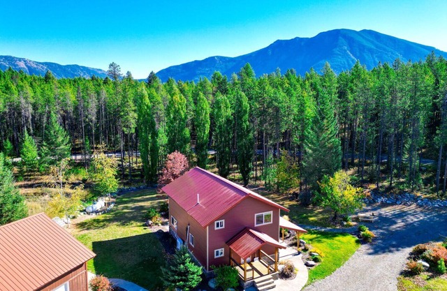 New West Glacier Gem! RV's Welcome! 3 bed/2 bath, 5 Minutes from Glacier National Park!